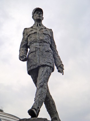 P14.DeGaulleMonument2