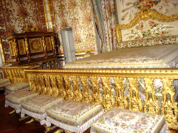 P62.Queen'sBed