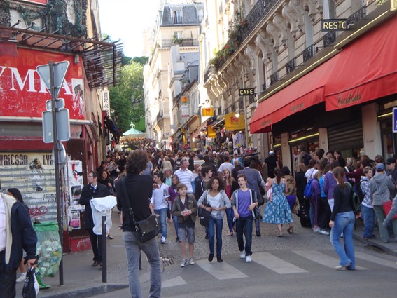 P87.Montmartre Crowd